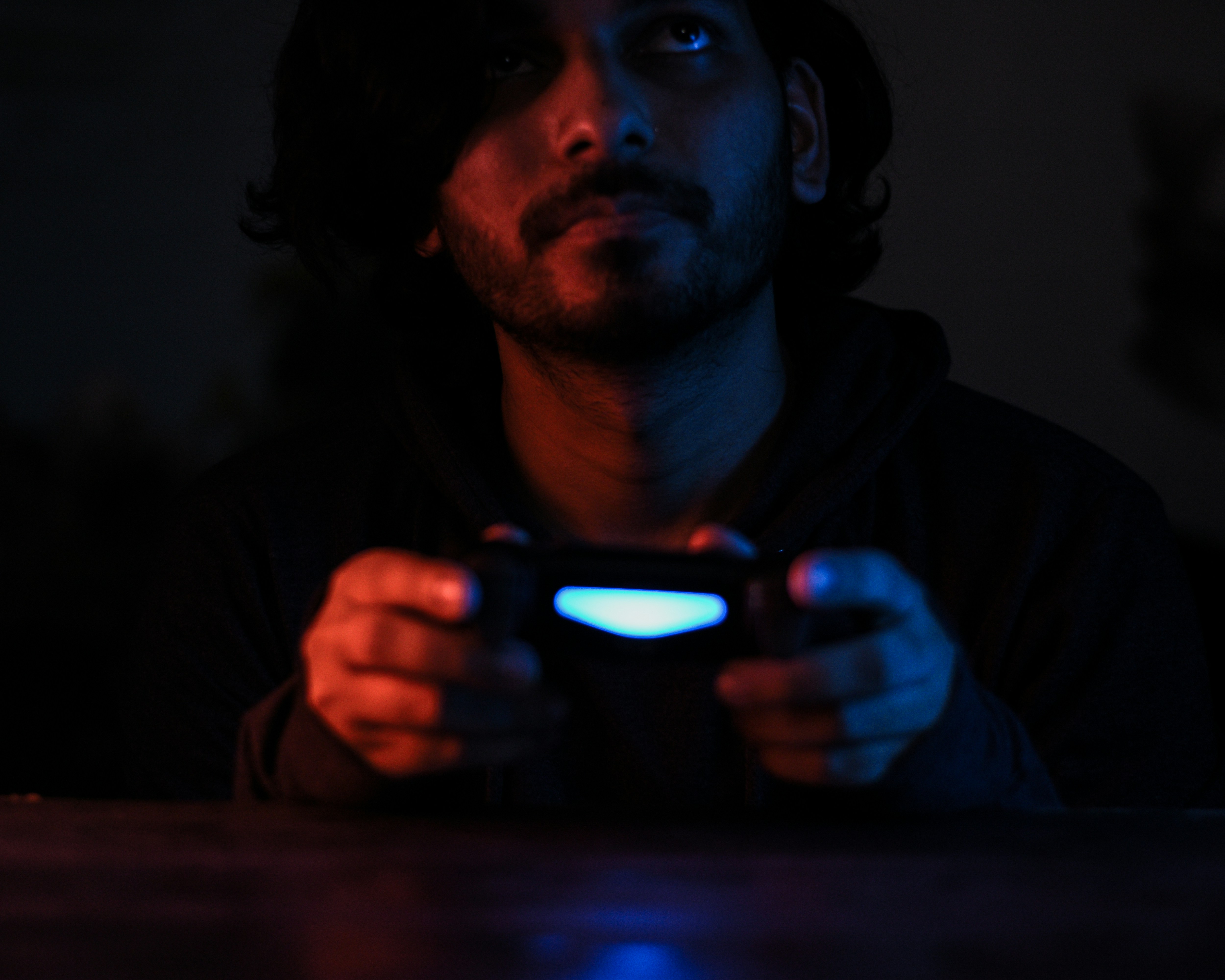 A header image showing an young man from the front who is playing with a controller.